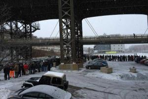 В Черную пятницу люди выстроились в очередь за пивом