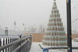 В США построили елку из пивных бочек