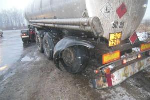 На Харьковщине ВАЗ врезался в бензовоз: один человек погиб, трое получили травмы