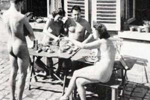 Предана земле основательница нудизма