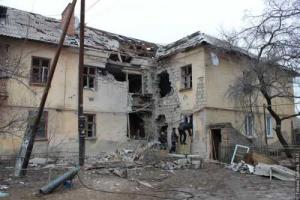 Жители Счастья фотографируют поврежденные снарядами жилые дома