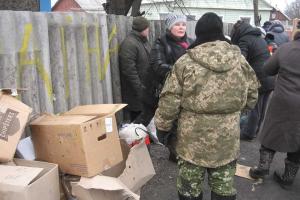 В Карбоните за машиной волонтеров из Лисичанска побежала толпа женщин с детьми