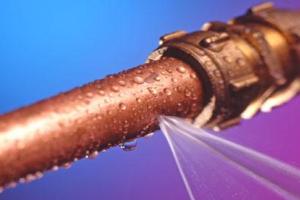 Утечка в водопроводе: что нужно быстро сделать, когда порвало трубу