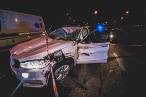 Погоня в Киеве: пьяная компания на BMW X5 влетела в отбойник