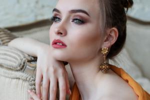 Как носить недорогую бижутерию и выглядеть эффектно: 5 правил
