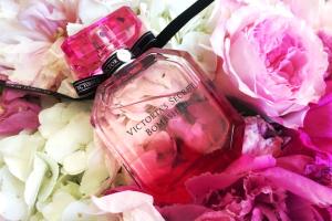 Какой аромат Victoria's Secret Bombshell стоит выбрать на подарок любимой женщине? 
