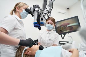 Відбілювання зубів: білосніжна усмішка змінює життя на краще