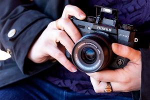 Где купить беззеркальный фотоаппарат с беспроводными технологиями и другими фишками