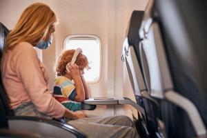 Закладання вуха при перельоті: чому так відбувається і як собі допомогти