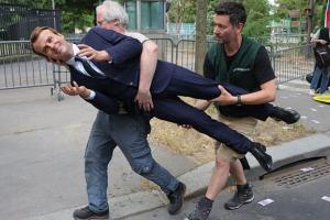Зачем украли статую Макрона