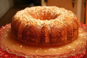 Пирог с яблоками и изюмом 