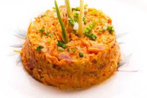 Морковный салат с ветчиной 