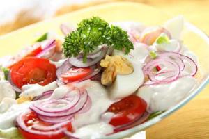 Осенний салат со сметанным соусом 