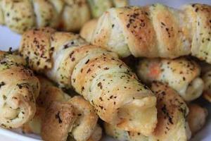 Закуска из слоеного теста с крабовыми палочками и сыром