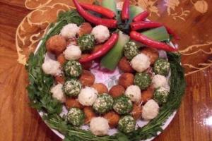 Рождественский венок из сыра