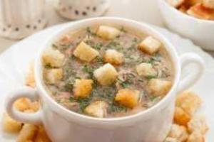Суп с чечевицей и сухариками