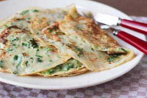 Блины на пиве с травами и беконом 