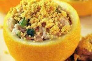 Рыбный салат в лимонных корзиночках