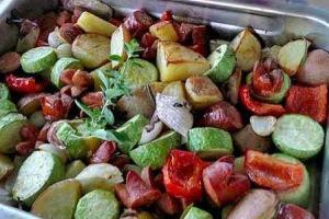 Запеченные колбаски с овощами
