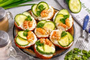 Канапе с огурцом и креветками