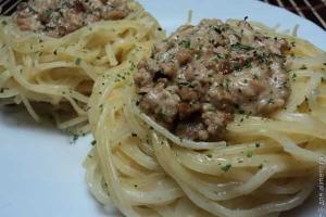 «Гнезда» из макарон с мясом