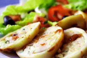 Кальмары, фаршированные рисом с овощами