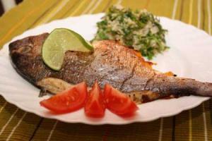 Фаршированная овощами дорада