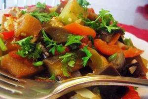 Овощное рагу с куриным филе и грибами