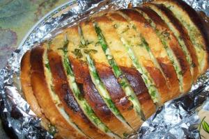 Батон, запеченный с сыром и чесноком