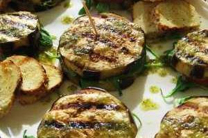 Жареные баклажаны с сыром, помидорами и рукколой