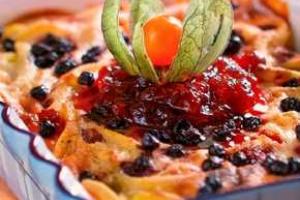 Запеченные макароны с шоколадом и орехами