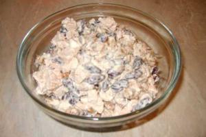 Салат из копченой курицы с фасолью