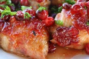 Куриные окорочка под клюквенным соусом