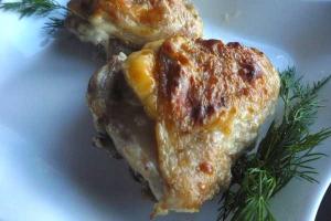 Куриные бедра, запеченные с сыром