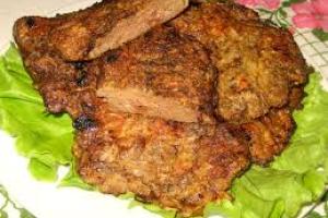 Печеночные отбивные с сыром и яблоками