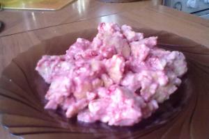 Коржи с клубникой