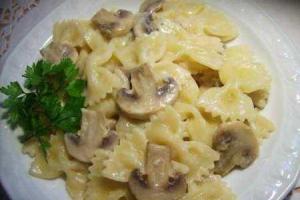 Фарфалле с шампиньонами