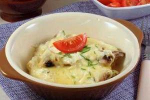 Шампиньоны с сыром и сметаной