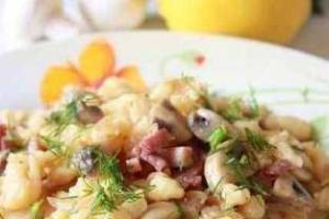 Шпецле с шампиньонами и беконом