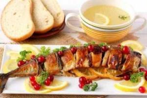 Скумбрия запеченная с луком и лимоном