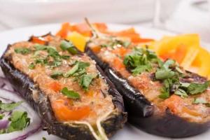 Фаршированные баклажаны с овощами на пару