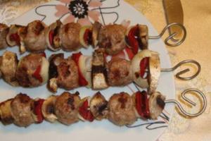 Шашлык из мясного фарша с овощами