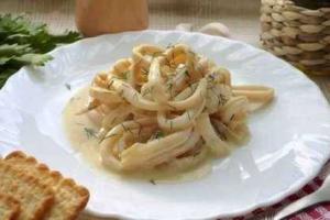 Кальмары со сметаной и луком