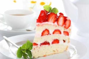 Песочный торт с клубникой