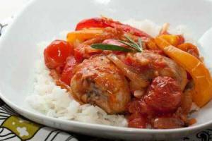 Курица запеченная с овощами