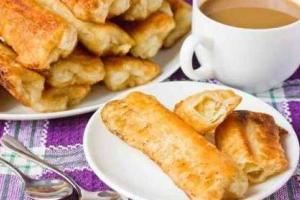 Палочки из слоеного теста с бананом