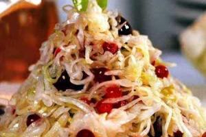Салат из квашеной капусты с картофелем и клюквой