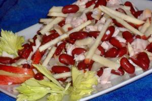 Салат с курицей и фасолью