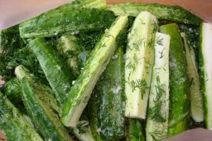 Огурцы малосольные в целлофановом пакете