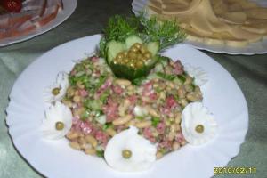 Салат с копченой колбасой